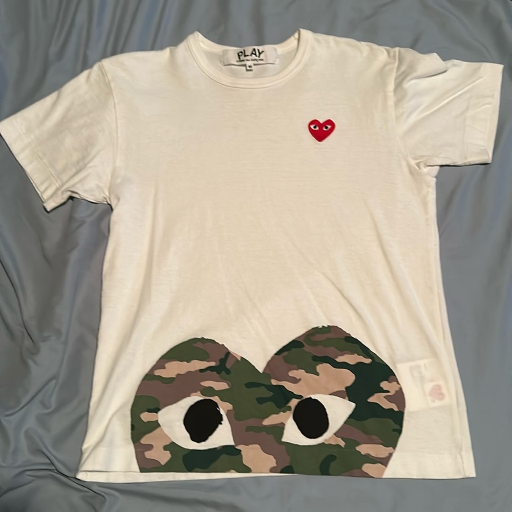 COMME des GARÇONS PLAY White Tee W/ Camouflage Heart